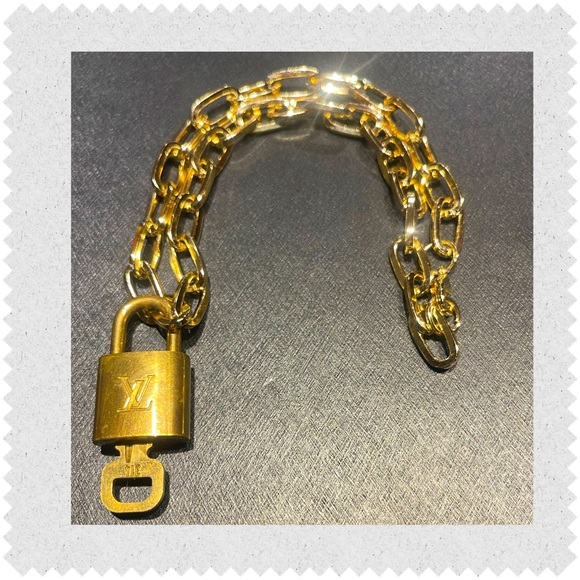 Louis Vuitton Lock and Key Short Necklace no. 314 - Picture 1 of 2